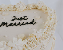Load image into Gallery viewer, Single Tier Vintage Cake