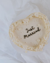 Load image into Gallery viewer, Single Tier Vintage Cake