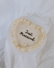 Load image into Gallery viewer, Single Tier Vintage Cake